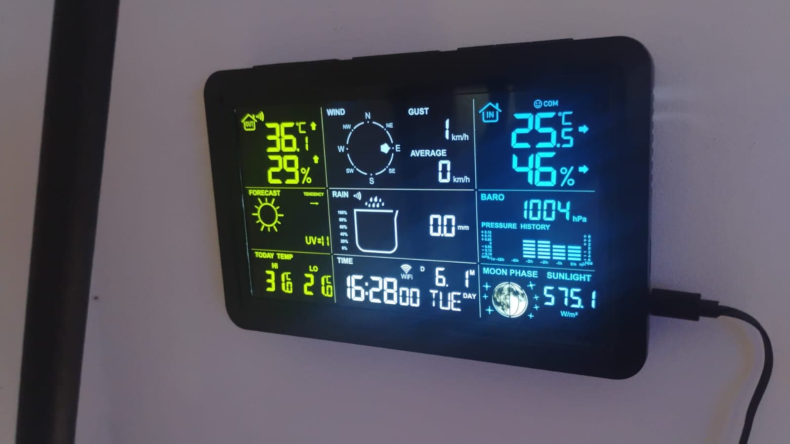 Diferencia de temperatura: exterior 36.1°C vs interior 25.5°C con poliuretano proyectado